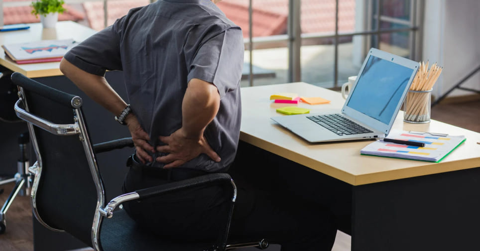 Bien être au bureau image mal de dos lombaires