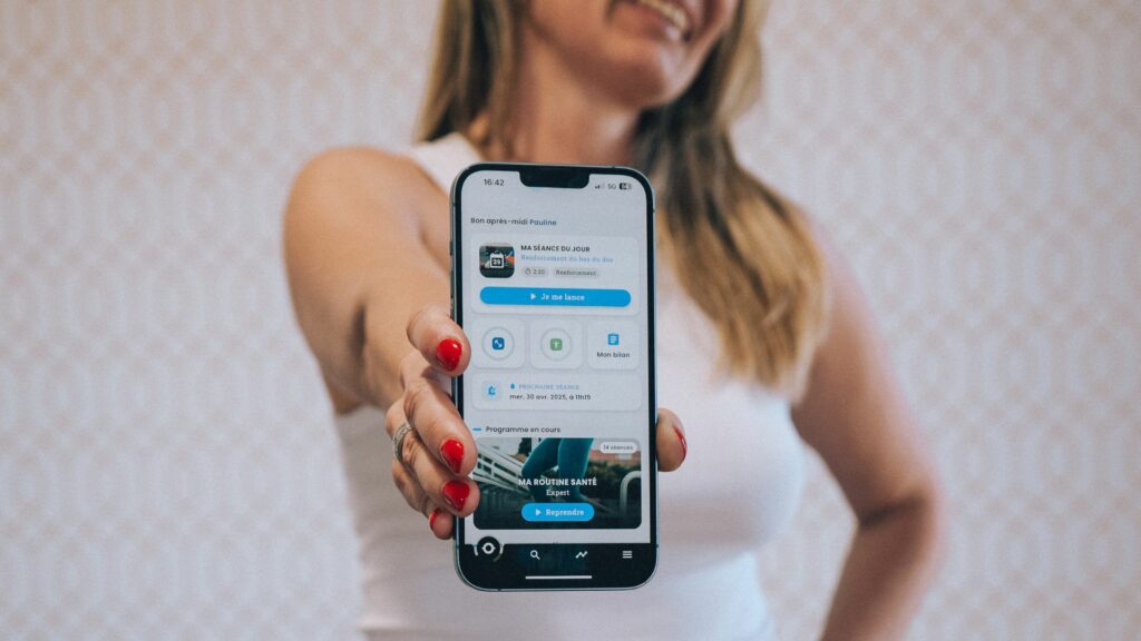 Femme qui montre l'application Doado sur son téléphone