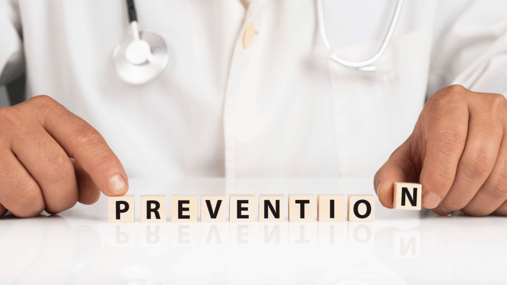 Le mot prévention est écrit sur des petits cubes et un médecin est en arrière plan