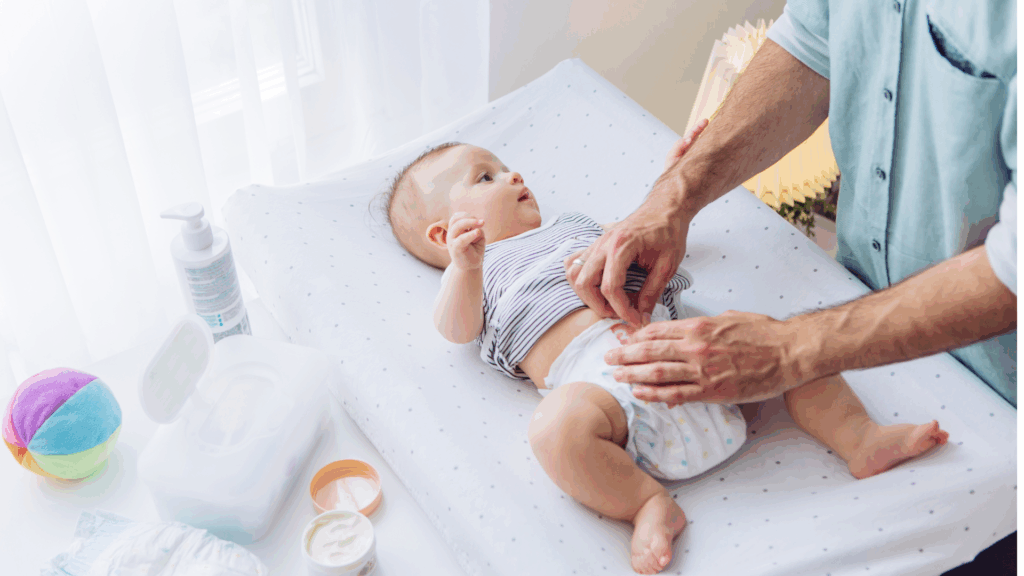 Change d'un bébé par un professionnel de la petite enfance